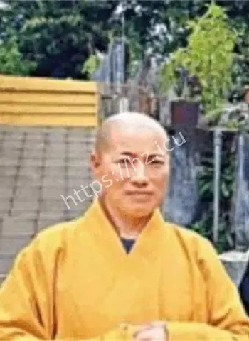 假尼姑僧袍下藏黑丝